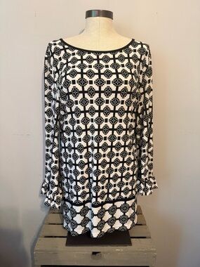 Ruby Rd. Gray and White Geometric Tunic Top